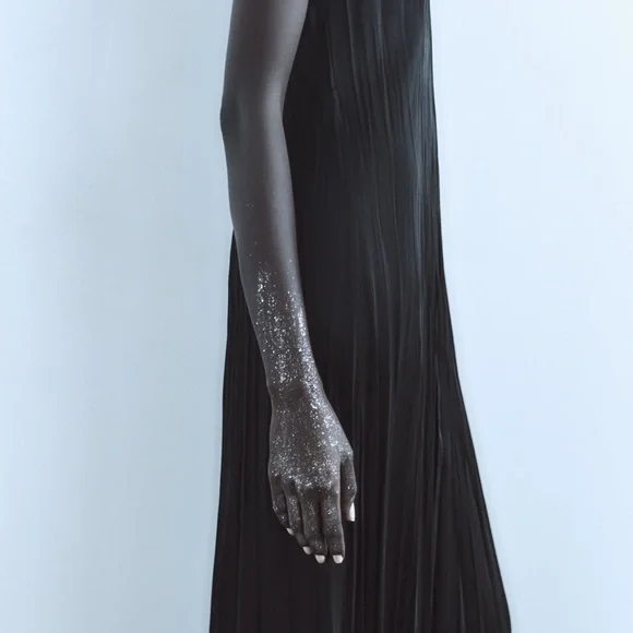 ✨SALE ✨ ZARA BODY GLITTER GEL - ALL THAT GLIMMERS
✨SALE ✨ - Picture 3 of 5